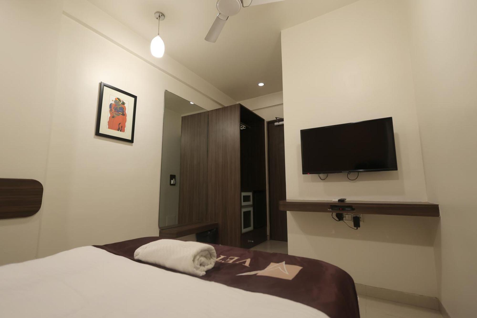 Hotel Vetro Inn Surat Buitenkant foto
